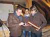 Nochmal nachzählen: Oberbürgermeister Henry Schramm, Architekt Johannes Müller und Projektleiter Ralf Baumann befüllen die Zeitkapsel mit Euro-Münzen.