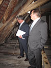 Machte sich ein Bild von den Schäden am Kulmbacher Rathaus: Staatsminister Dr. Wolfgang Heubisch zusammen mit OB Henry Schramm Machte sich ein Bild von den Schäden am Kulmbacher Rathaus: Staatsminister Dr. Wolfgang Heubisch zusammen mit OB Henry Schramm