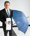 OB Henry Schramm (CSU) mit Regenschirm und Saunatuch vom Tourismus- und Veranstaltungsservice (TuV)