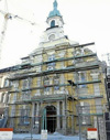 Noch hüllen Baugerüste die Rokokofassade des Rathauses ein. Derzeit wird in Handarbeit der mineralische Putz abgenommen und ersetzt.
