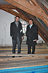 Oberbürgermeister Henry Schramm und Simon Ries (Leiter Büro OB) machen sich selbst ein Bild zum Sanierungsstand des Rathauses. Oberbürgermeister Henry Schramm und Simon Ries (Leiter Büro OB) machen sich selbst ein Bild zum Sanierungsstand des Rathauses.