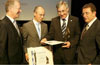Die Ago AG ist Träger des zweiten Wirtschaftspreises der Stadt Kulmbach, der gestern abend übergeben wurde. Unser Bild zeigt (von links) Werner Schnappauf, Hans Ulrich Gruber, Helmut Peetz, OB Henry Schramm.